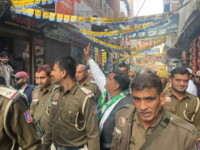 करीब दर्जन भर दिल्ली पुलिस के जवानों की घेराबंदी में ताहिर हुसैन प्रचार कर रहे हैं. 