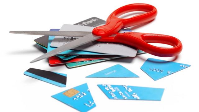 Tijeras y tarjetas de crédito cortadas