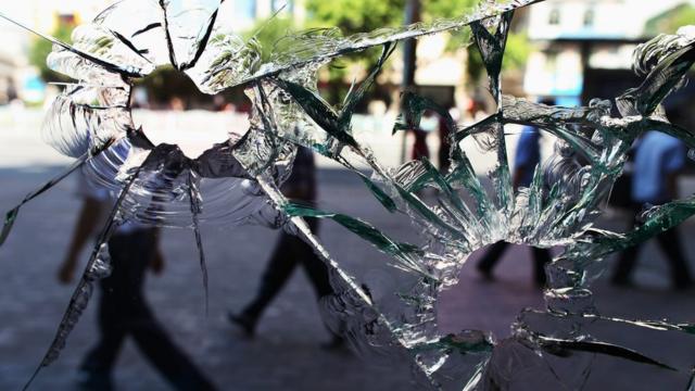 七五事件中被打碎的玻璃。