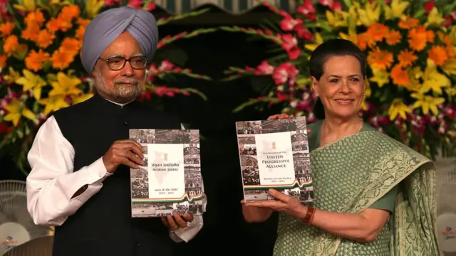 యూపీఏ-2 ప్రభుత్వంలో ప్రధానమంత్రి మన్మోహన్‌సింగ్, యూపీఏ చైర్‌పర్సన్ సోనియాగాంధీ