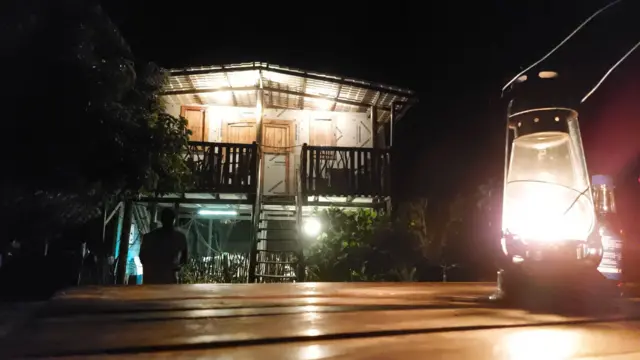 දැන් බොහෝ තැන්වල ස්ථිර නිවාස ඉදි වී තිබෙනු දක්නට ලැබිණි.