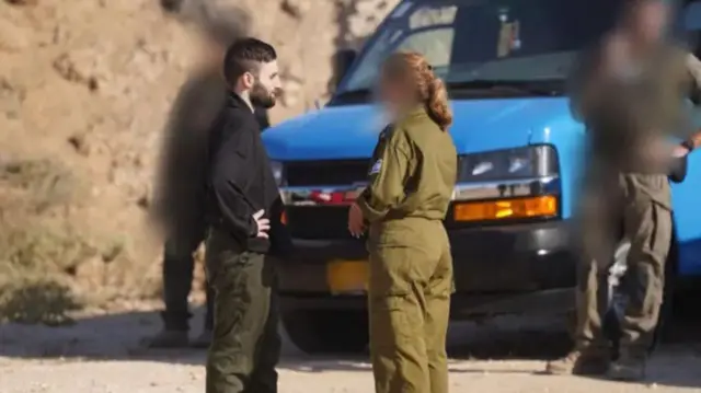 Matan Angrest dey follow one IDF officer tok upon im release am from Hamas captivity