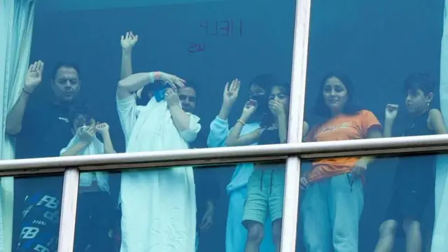 होटल में रखे गए लोग बाहरी दुनिया का ध्यान खींचने की कोशिश में 