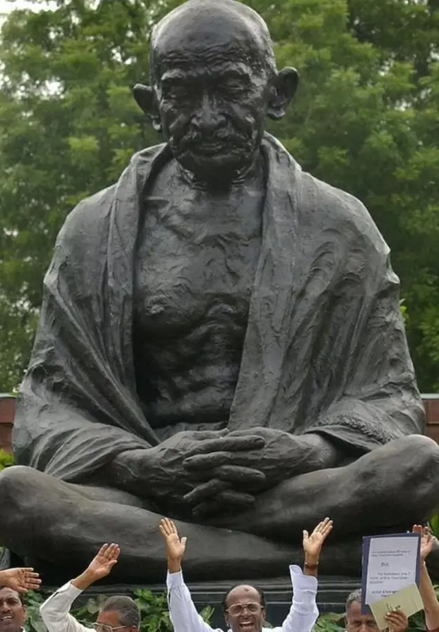 நாடாளுமன்ற வளாகத்தில் நிறுவப்பட்டுள்ள மகாத்மா காந்தியின் சிலை