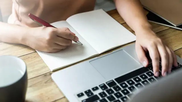 आपल्या अक्षरांच्या आकारावर अनुवांशिकता आणि संस्कृती यासारख्या घटकांचा प्रभाव असतो.