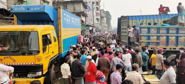 টিকিট সংকটে অনেকে পিকআপ, ট্রাকে চড়ে বসেন