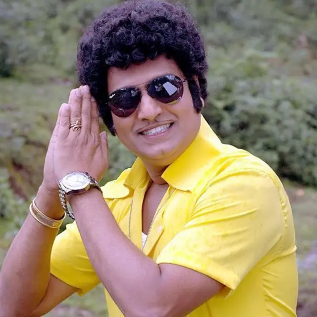 படப்பிடிப்பு ஒன்றின்போது எம்.ஜி.ஆர் போன்ற வேடத்தில் நடிகர் விவேக்