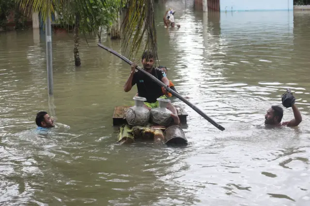 ফেনীর ছাগলনাইয়া  ও মুহুরিগঞ্জ এলাকার কোথাও কোথাও এখনও গলা সমান পানি। 