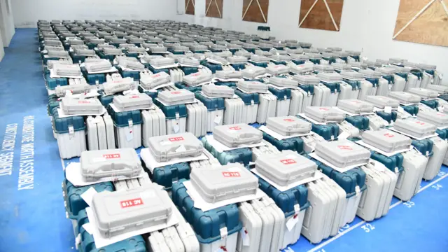 வாக்குப்பதிவு இயந்திரங்கள் வைக்கப்பட்டுள்ள 'ஸ்ட்ராங் ரூம்' எப்படி இருக்கும்? மூன்றடுக்குப் பாதுகாப்பில் யாரெல்லாம் இருப்பார்கள்?