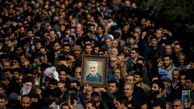 A imagem de Qassem Soleimani é erguida por manifestantes em Teerã