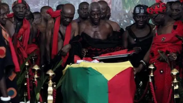 Le corps de Kofi Annan entouré par des chefs traditionnels venus lui rendre hommage.