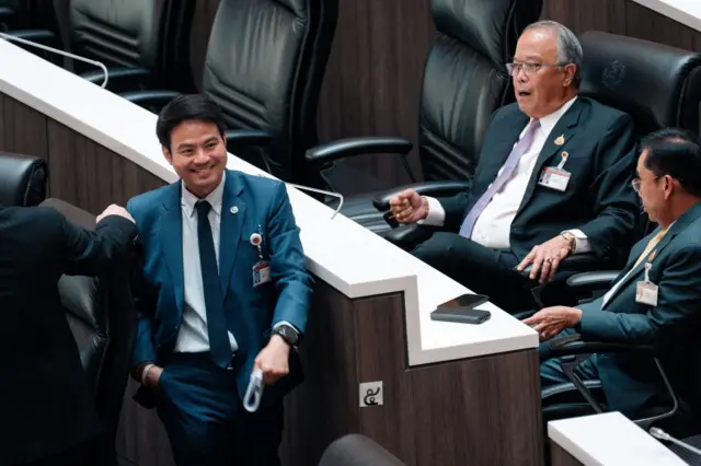 2 กมธ. จาก 2 พรรค ภราดร ปริศนานันทกุล (ซ้าย) จากภูมิใจไทย กับ ชูศักดิ์ ศิรินิล จากเพื่อไทย