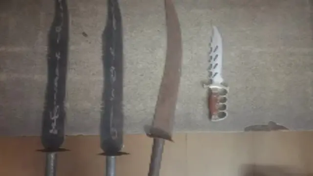 హైపర్ గ్యాంగ్ నుంచి స్వాధీనం చేసుకున్న ఆయుధాలు