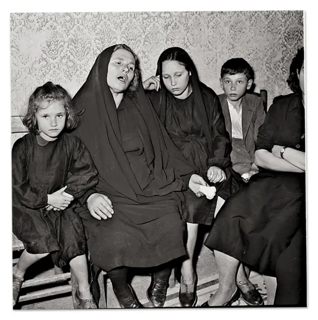 Mulher lamenta a morte de seu marido, morto por mafiosos