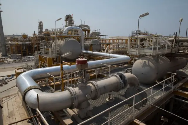 Imagen de archivo del campo petrolero South Pars: se ve un intricado despliegue de tuberías y andamios rodeándolas.