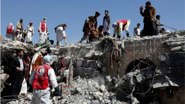 منقذون يحاولون البحث عن ناجين بين ركام سجن صعدة.