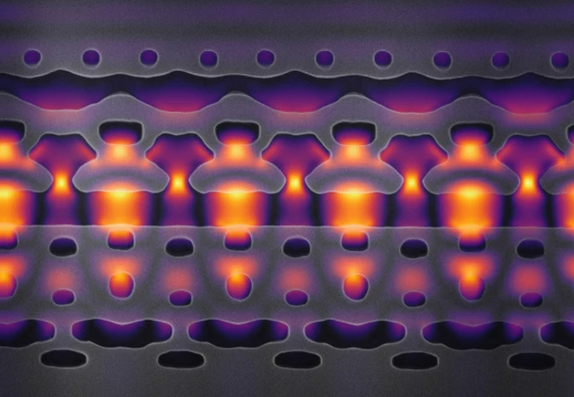 ภาพนี้ผ่านการขยายใหญ่ 25,000 เท่า เพื่อแสดงให้เห็นส่วนหนึ่งของเครื่องเร่งอนุภาคบนซิลิคอนชิป ลำแสงสีเหลืองและม่วงคือเลเซอร์อินฟราเรดที่ใช้เร่งอิเล็กตรอน