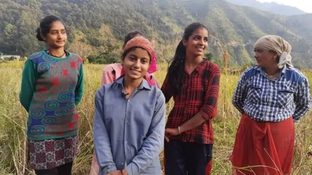 Caption- தற்போது தனது குடும்பத்திற்கு தேவையானது கூட கிடைக்காத அளவுக்கு விவசாயம் கடுமையாக பாதிக்கப்பட்டுள்ளதாக துவரம் பருப்பு அறுவடை செய்யும் பூனம் கூறுகிறார்.