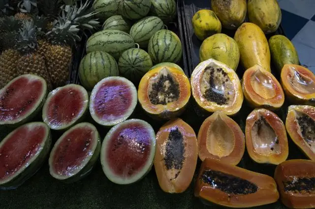 "පලතුරු නම් ගන්න ම එපා. අපිනෙ දන්නෙ. ඇතුළෙ තියාගෙන ඉඳලා මැලවුණ ඒවා විකුණනෙ. මිදි එහෙම චිලර්වල තියලා දෙනවා, ඒවා සෑහෙන්න පරණ යි. ඊට වඩා පිටකොටුවෙ විකුණන ඒවා හොඳයි," එලෙස හඬ අවදි කළේ නිලන්ති ය.