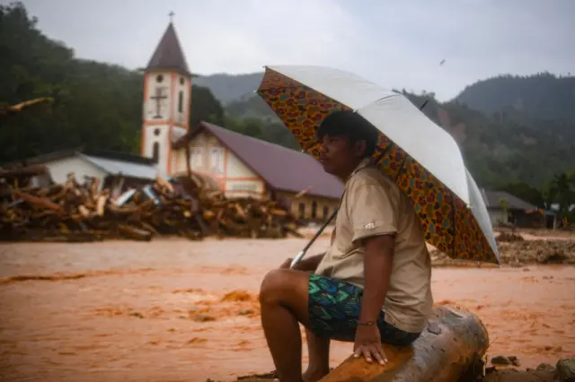 Warga korban banjir bandang dan longsor duduk di Kelurahan Hutanabolon, Kecamatan Tukka,Tapanuli Tengah, Sumatera Utara, Minggu (7/12/2025). 