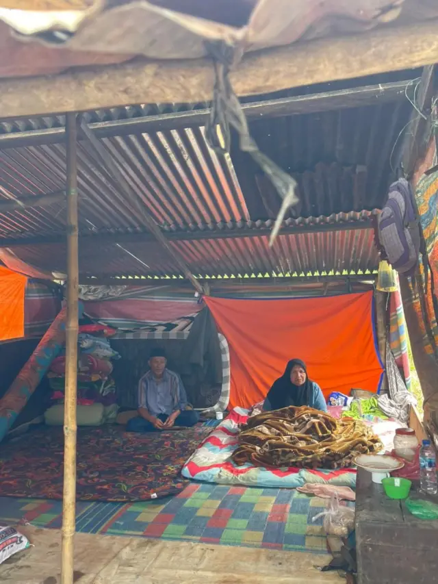 Korban banjir di Toweren, Aceh yang mengungsi di sawah