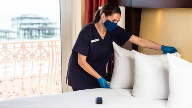 Zusanna Gulierrez otel odasını temizliyor.