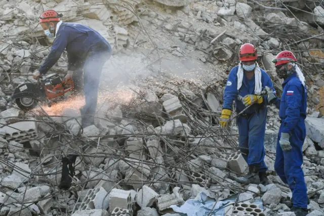 قام رجال الإنقاذ التابعون لوزارة الطوارئ الروسية بإزالة الأنقاض في منطقة ميناء بيروت، 8 أغسطس/آب 2020