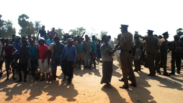 இலங்கை : இளைஞன் பலியானதால் படையினர் - பொது மக்கள் இடையே முறுகல்