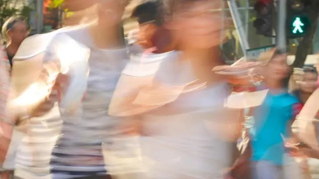 عدد من الناس يمارس رياضة العدو في الشارع