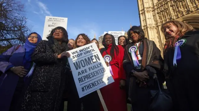 পার্লামেন্টের বাইরে লেবার পার্টির নারী এমপিরা দাঁড়িয়ে আছেন।