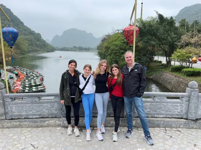Gia đình ông bà Calkins tham quan Tràng An, Ninh Bình