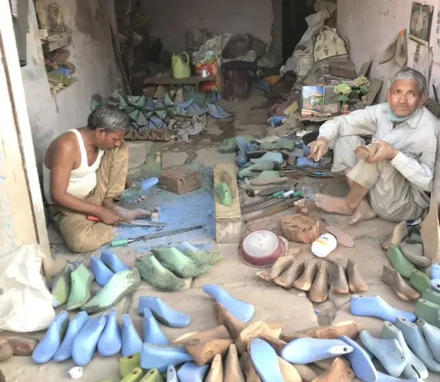 आगरा के जाटव बाहुल्य इलाके जगदीशपुरा में स्थित एक जूता कारखाना