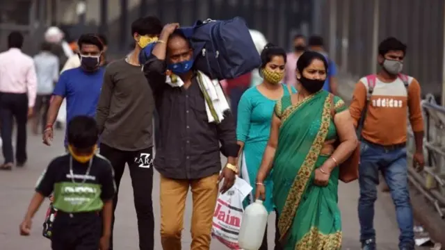 પ્રવાસી મજૂરો લૉકડાઉનના ડરે પોતાના ઘરે જવા મજબૂર બન્યા છે