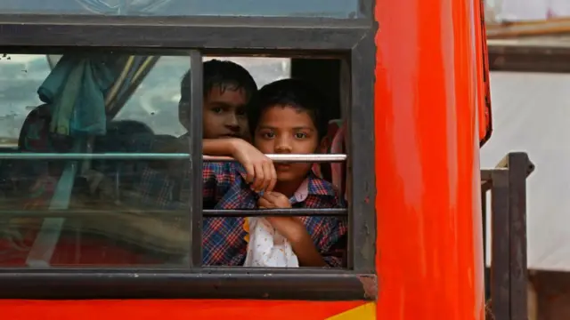 स्कूल बस