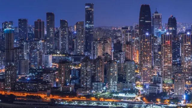 Penampakan udara kaki langit Chongqing pada malam hari ketika sebagian bangunan mematikan lampu untuk menghemat energi dalam keadaan gelombang panas pada 25 Agustus.