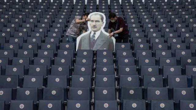 Ülker Stadyumu'nda tribünlere iki taraftar maketi büyüklüğünde bir Mustafa Kemal Atatürk maketi de yerleştirildi