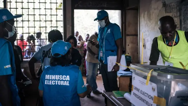 Des observateurs de la Minusca dans un bureau de vote