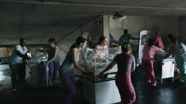 Médicos del Memorial evacúan bebés neonatos en la nueva serie de Apple