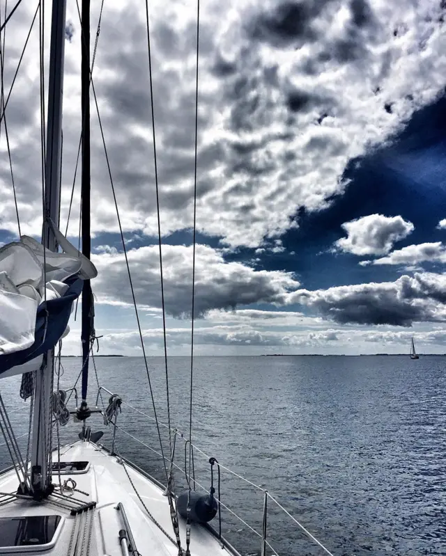 Под парусом на Балтийском море проводит каникулы @elenkonstantinova.