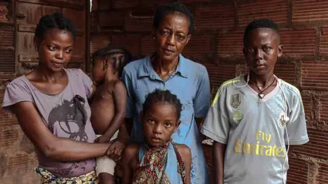 Une famille de réfugiés centrafricains rentre dans son pays.