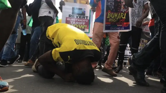 Pesin dey bow for di Lagos Protest
