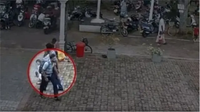 একজন সন্দেহভাজন হামলাকারী তার পিঠে একটি বড় রুকসাক নিয়ে রাস্তা দিয়ে হেঁটে হেঁটে নিগোম্বো শহরের একটা গির্জার ভেতরে গিয়ে ঢুকছে