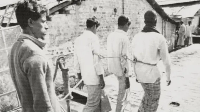 ১৯৭১-এ পাকিস্তানী বাহিনীকে সহায়তার অভিযোগে কয়েকজনকে ধরে নিয়ে যাওয়া হচ্ছে - ফাইল ছবি