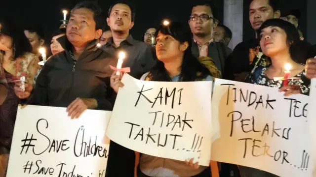 Aksi menyalakan lilin