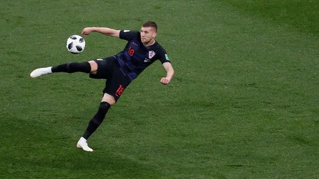 ریبیچ توپی را که کابیرو برایش بلند کرده بود به اعماق دروازه آرژانتین کوبید