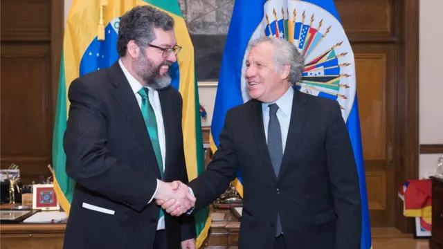 Ernesto Araújo, chanceler brasileiro, com Luis Almagro, secretário geral da OEA