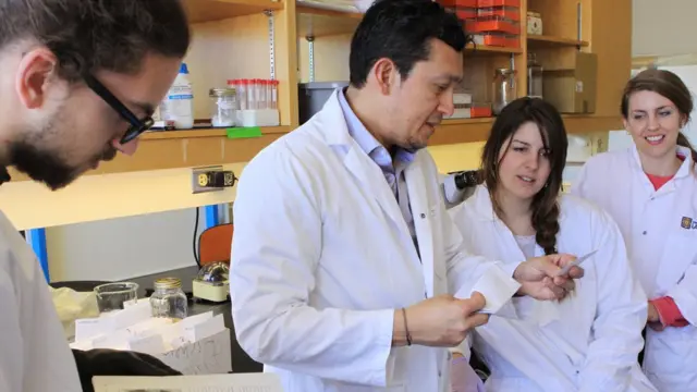 Juan Carlos y sus estudiantes