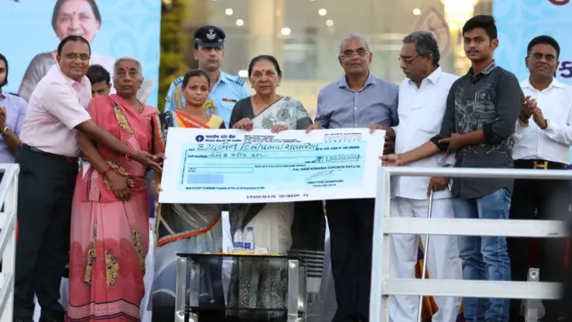 સવજી ધોળકિયા દ્વારા પીડિતને આપવામાં આવેલો ચેક