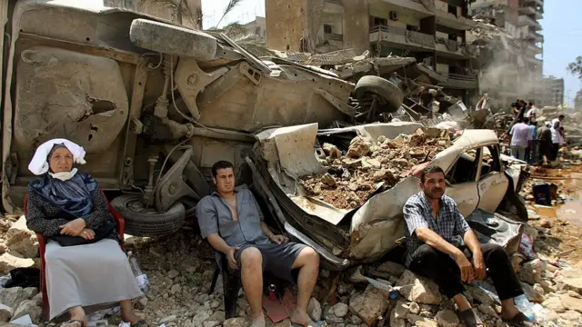 وسط ركام بيوت ضاحية بيروت الجنوبية بعد حرب تموز 2006