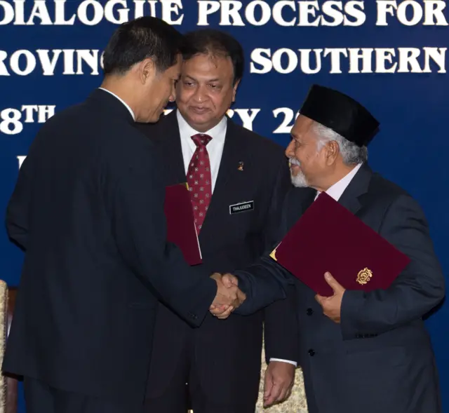 พล.ท. ภราดร กับ ฮัสซัน ตอยิบ ตัวแทนบีอาร์เอ็น ลงนามในข้อตกลงริเริ่มกระบวนการพูดคุยสันติสุข เมื่อ 28 ก.พ. 2556